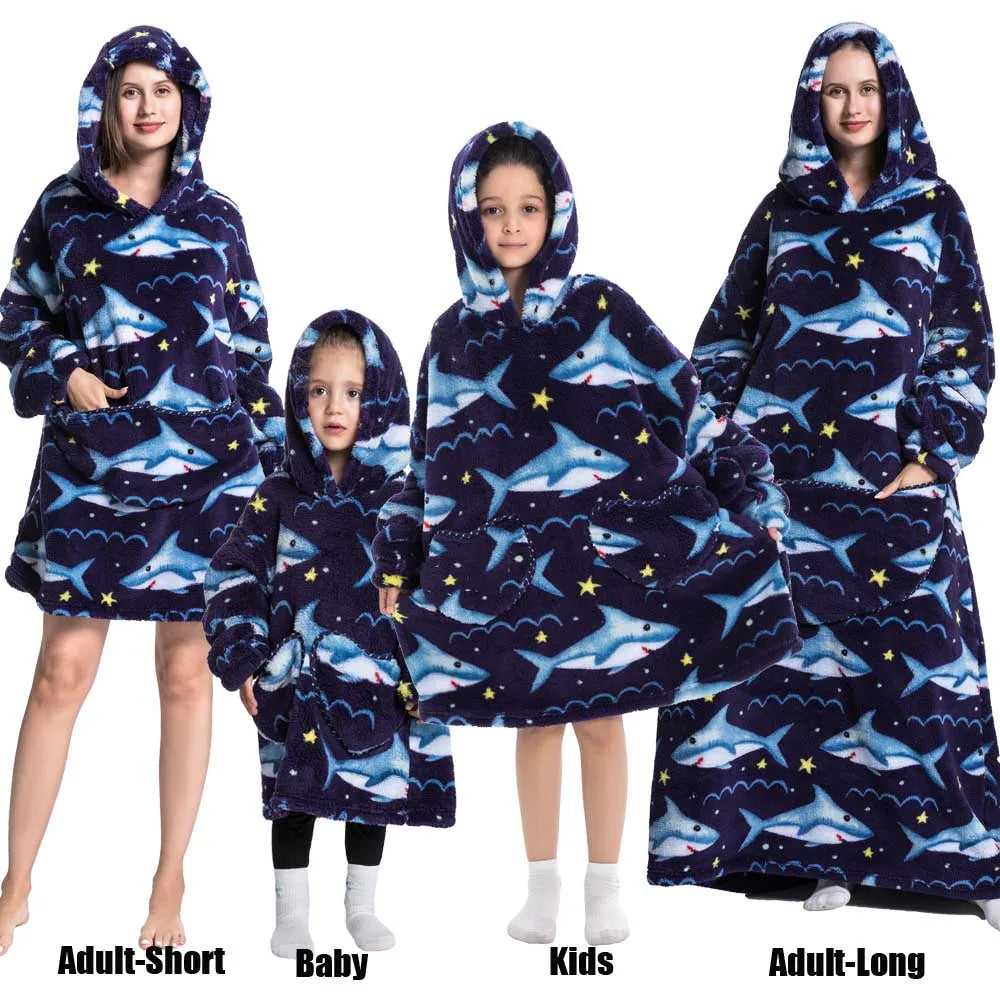 Ciepła, długa bluza z kapturem — połączenie koca i bluzy w jednym! Miękka flanela, wygodny oversize’owy fason i przytulny kaptur sprawiają, że to idealny strój na zimowe dni w domu.❄️ 🎁