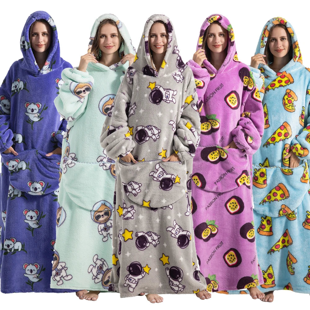 Ciepła, długa bluza z kapturem — połączenie koca i bluzy w jednym! Miękka flanela, wygodny oversize’owy fason i przytulny kaptur sprawiają, że to idealny strój na zimowe dni w domu.❄️ 🎁